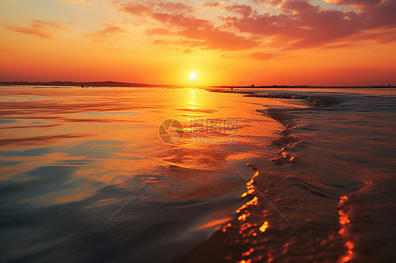 夕阳余晖下清澈的海水图片