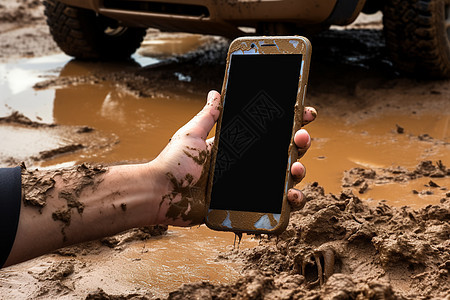 泥泞土地中的手机图片