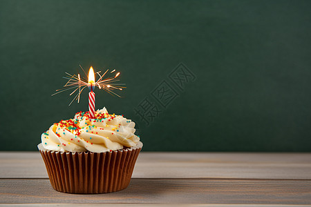 庆祝生日的奶油纸杯小蛋糕图片