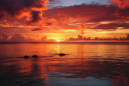 夕阳镜映下的大海图片