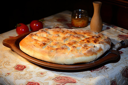 美味的披萨摆在木盘上图片