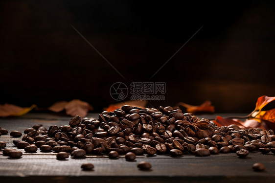 桌上的咖啡豆图片