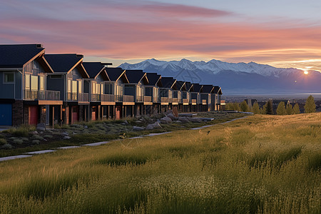 夕阳下的山间住宅建筑图片