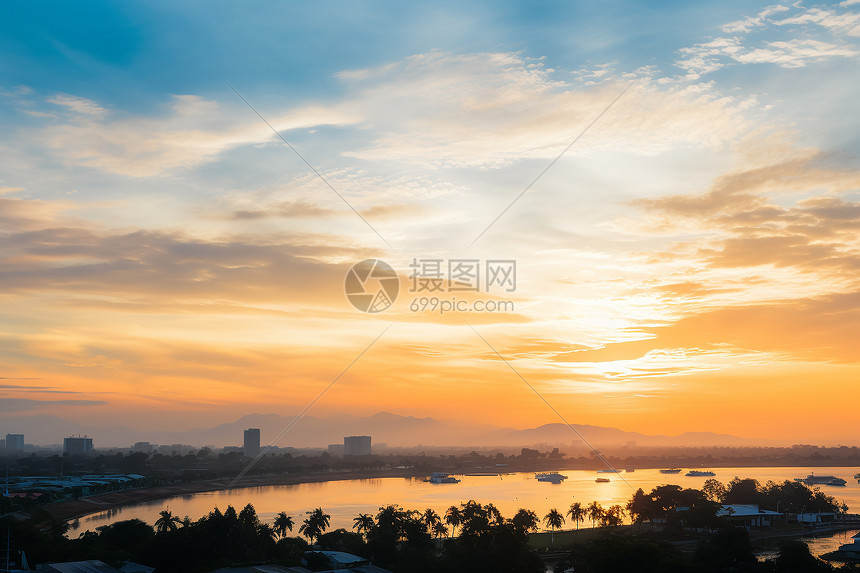 城市上空美丽的夕阳景观图片