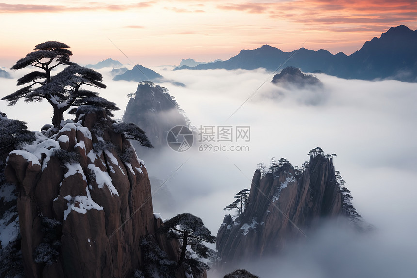 迷雾笼罩的黄山山峰图片