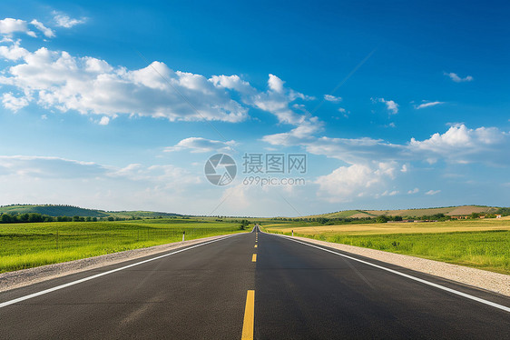 一片空旷的公路图片