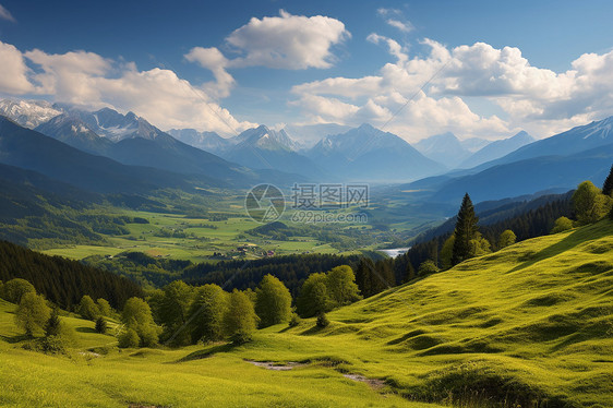 层峦叠嶂的夏季山峰图片