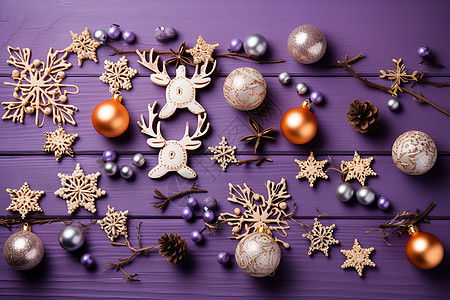 紫色桌面上的圣诞节装饰品图片