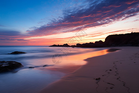 红色夕阳日落时的红色沙滩背景