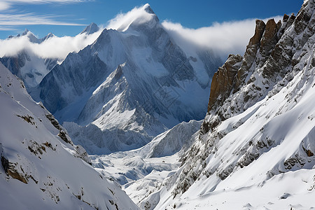 白雪皑皑的雪山图片