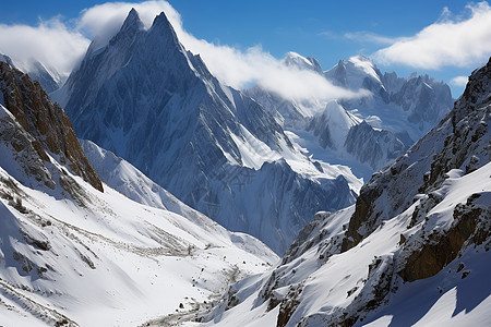 冬天的雪山景观图片