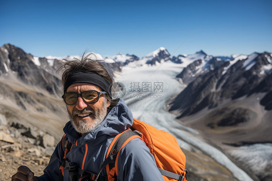 冰雪旅行的男子图片