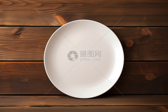 桌上白色的盘子图片