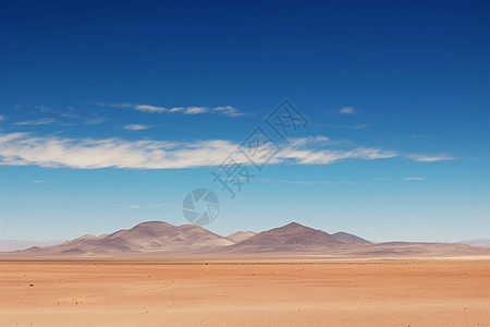 孤独的在沙漠中远望蓝天图片