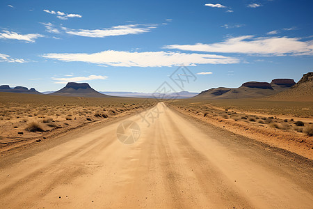 沙漠中的土路图片