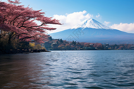 湖畔山峰水波微动图片