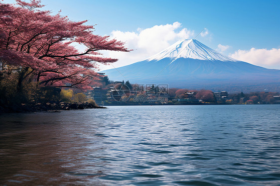 湖畔山峰水波微动图片