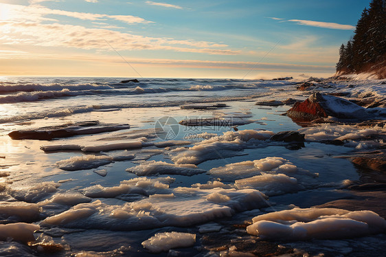 冰海沙滩下渐落的夕阳图片