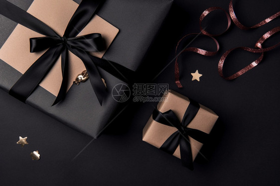大的黑色礼盒和小的金色礼盒图片