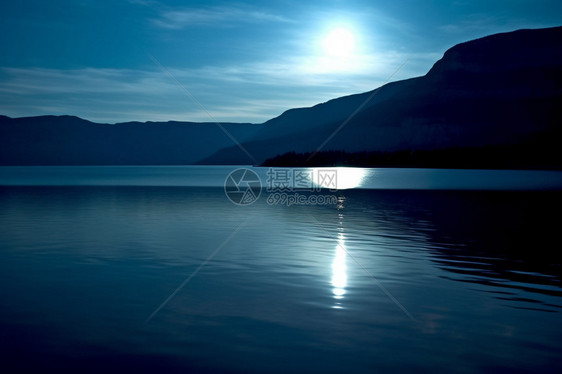 阳光反射在湖面上图片