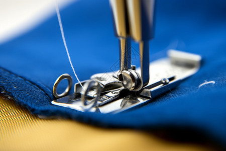 缝纫机修补破烂的衣服图片