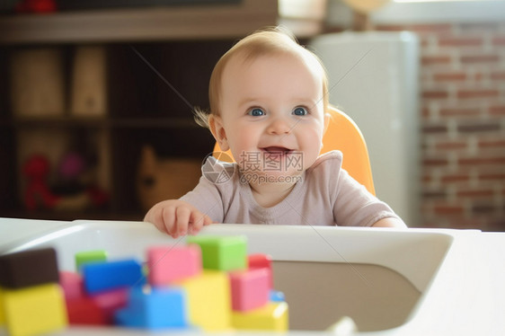 桌在桌子旁的婴儿图片