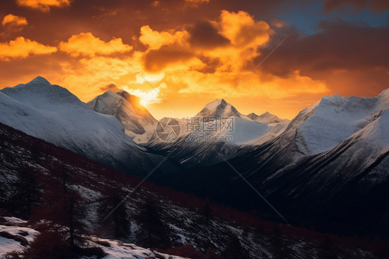 太阳升起和大雪山图片