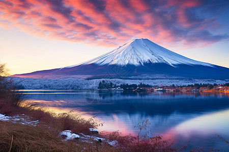 夕阳时的雪山风景图片