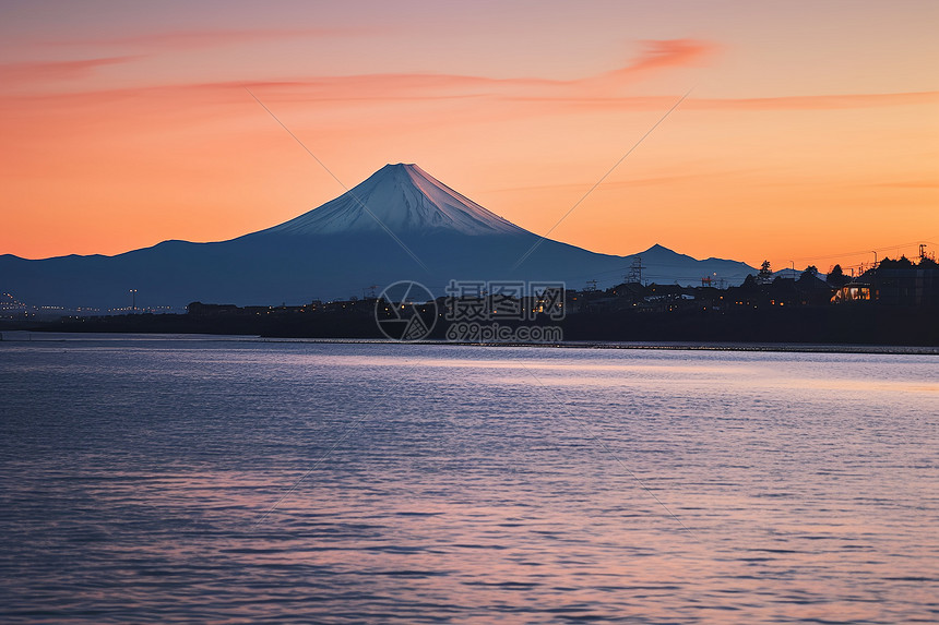余晖中的富士山图片
