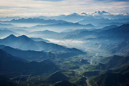 云雾缭绕的森林山脉图片