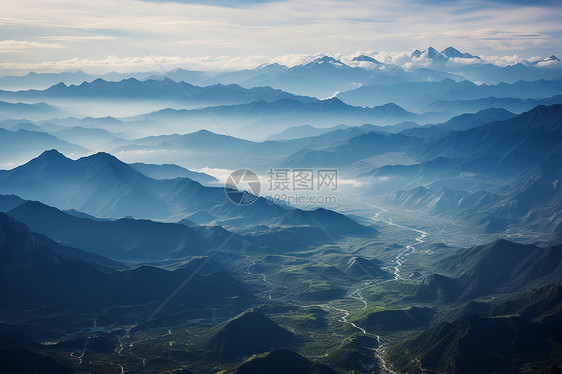 云雾缭绕的森林山脉图片