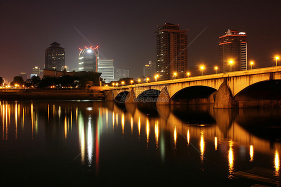 夜幕下的镜池美景图片