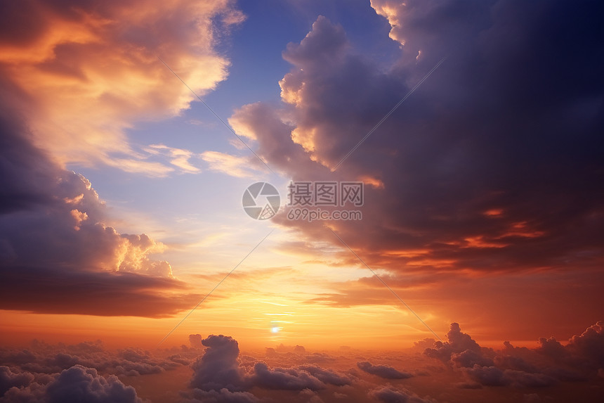 夕阳时天空中的云彩图片