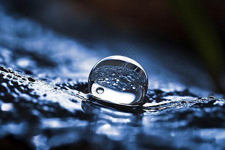 小雨中的水滴背景图片