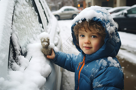 玩耍的小孩汽车上的雪高清图片