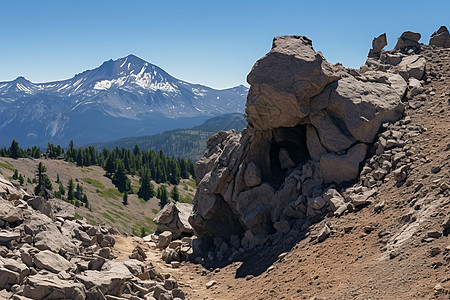 火山岩石与壮丽山脉图片