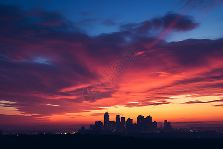 夕阳下的城市天际线图片