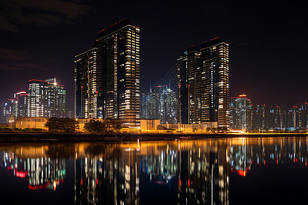 夜幕下的湖畔城市夜景图片