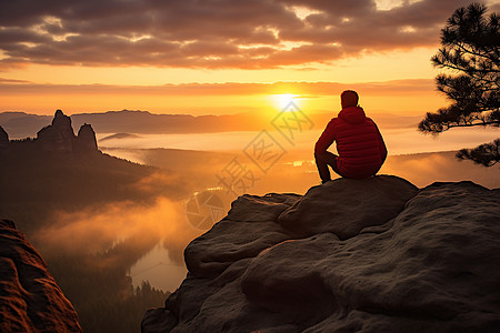 夕阳下的孤独旅人图片