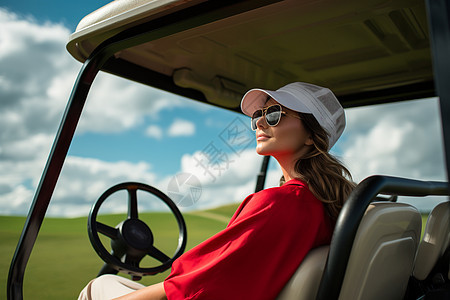 美女坐在高尔夫球车上图片