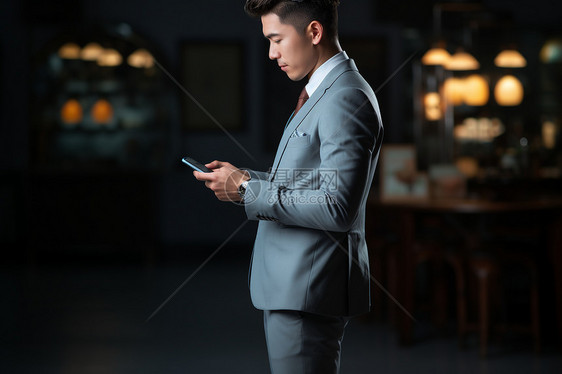 商务男子在酒吧玩手机图片