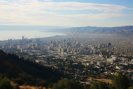 山顶俯瞰城市景观图片