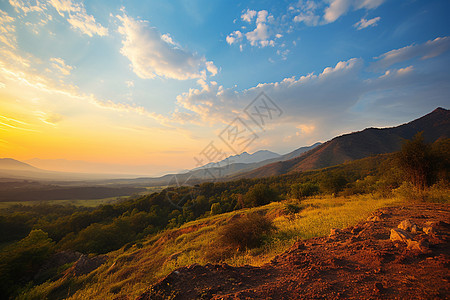 秋季夕阳下的山林景观图片