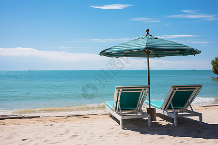 海滩上的遮阳伞和椅子图片