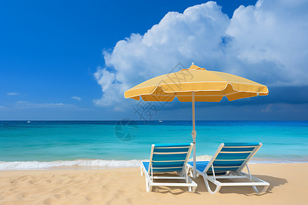 海边沙滩上的遮阳椅图片