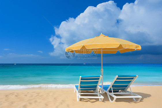 海边沙滩上的遮阳椅图片