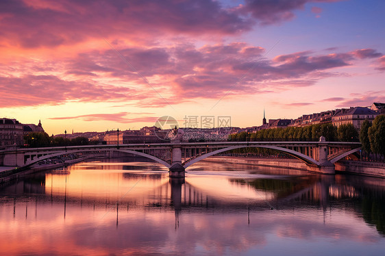 古典城市河流上的日落倒影图片