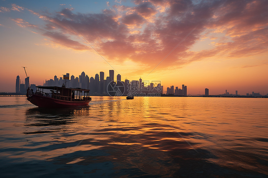 夕阳下海上的船只图片