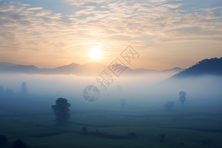 晨雾朦胧山谷旷野图片