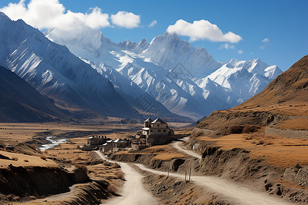 高山边的一条土路图片